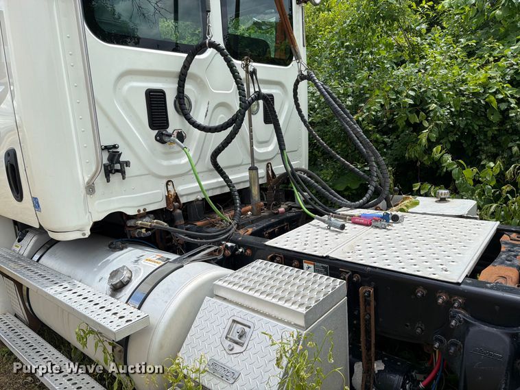 image for item FK0291 2015 Freightliner Cascadia semi truck