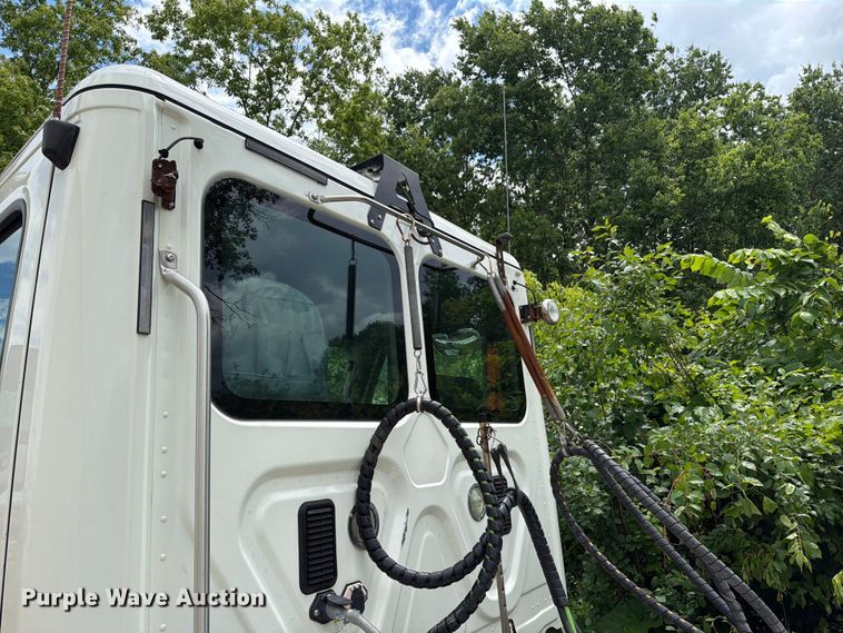 image for item FK0291 2015 Freightliner Cascadia semi truck