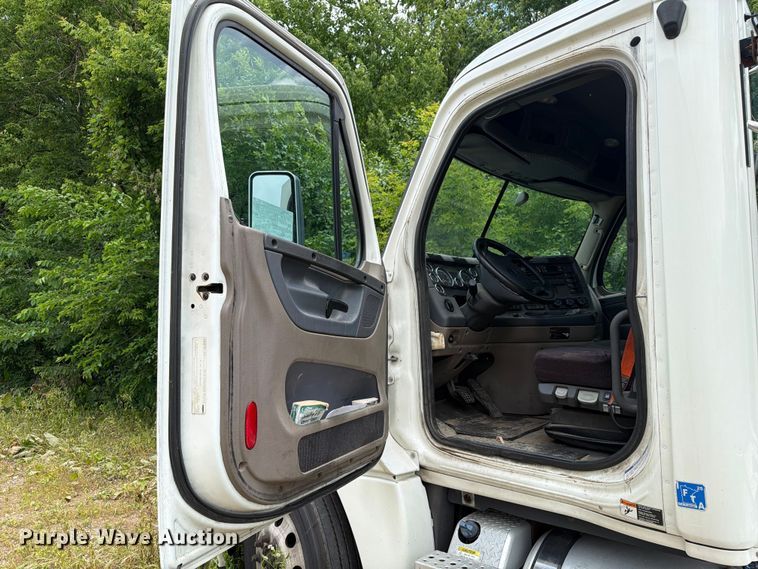 image for item FK0291 2015 Freightliner Cascadia semi truck