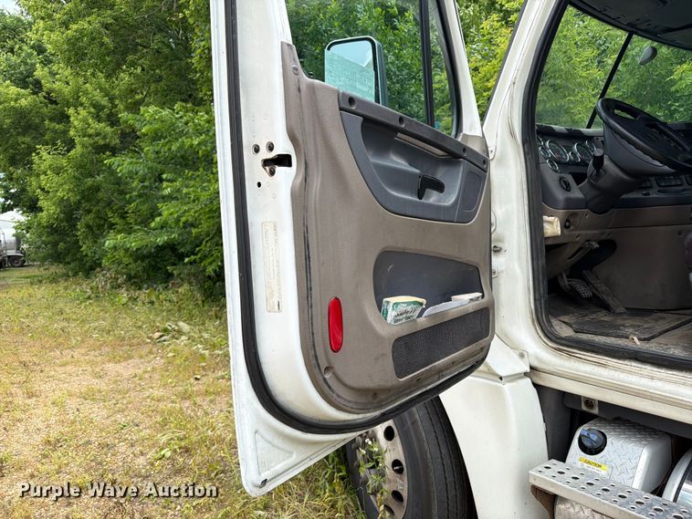 image for item FK0291 2015 Freightliner Cascadia semi truck