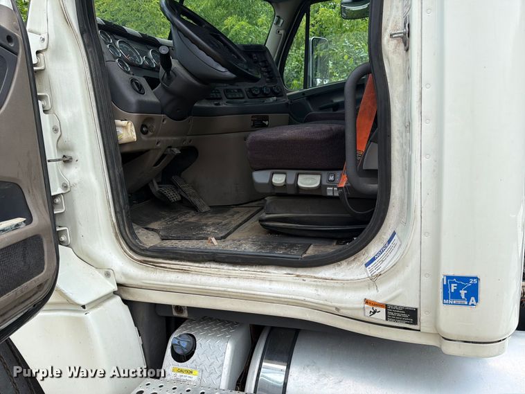 image for item FK0291 2015 Freightliner Cascadia semi truck