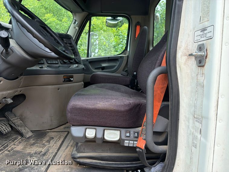 image for item FK0291 2015 Freightliner Cascadia semi truck