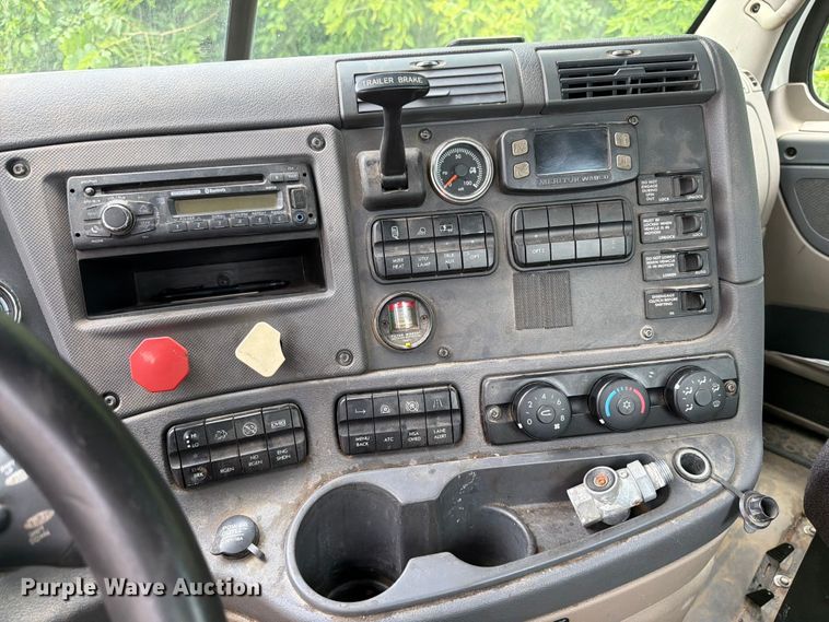 image for item FK0291 2015 Freightliner Cascadia semi truck