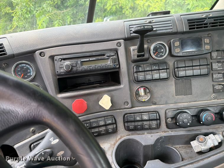image for item FK0291 2015 Freightliner Cascadia semi truck