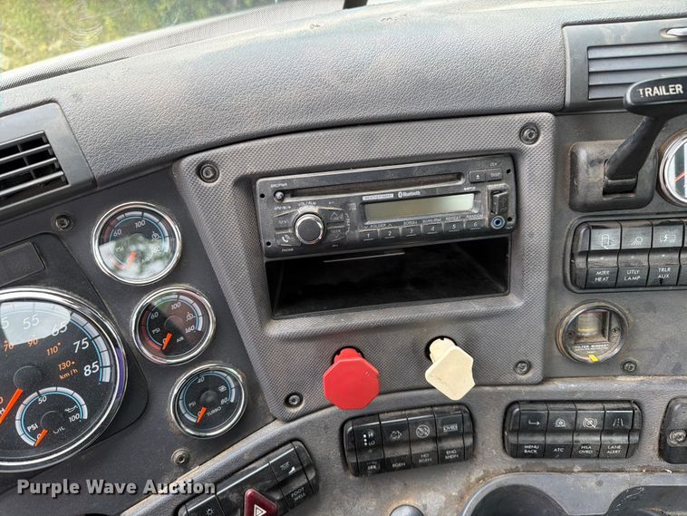 image for item FK0291 2015 Freightliner Cascadia semi truck
