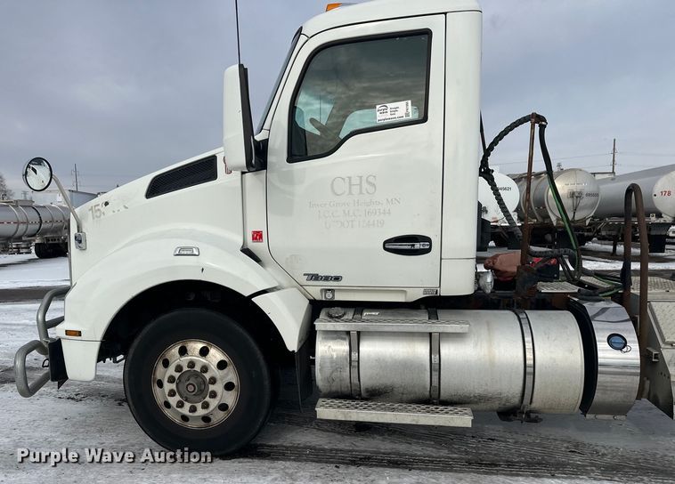 image for item FK1565 2015 Kenworth T880 semi truck