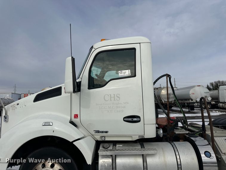 image for item FK1565 2015 Kenworth T880 semi truck