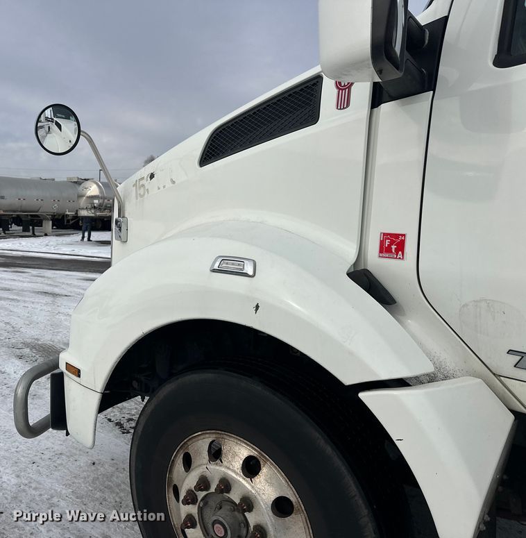 image for item FK1565 2015 Kenworth T880 semi truck