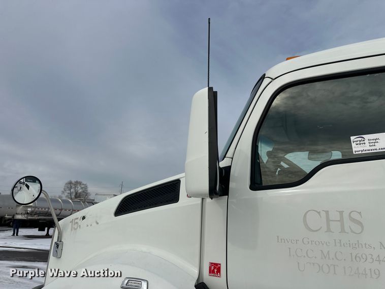 image for item FK1565 2015 Kenworth T880 semi truck