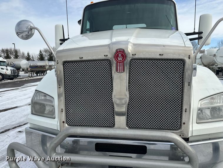 image for item FK1565 2015 Kenworth T880 semi truck