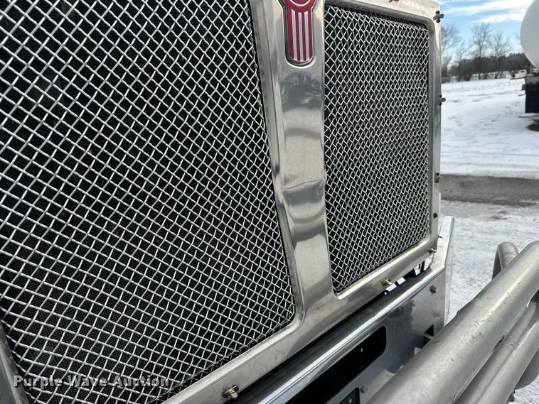 image for item FK1565 2015 Kenworth T880 semi truck