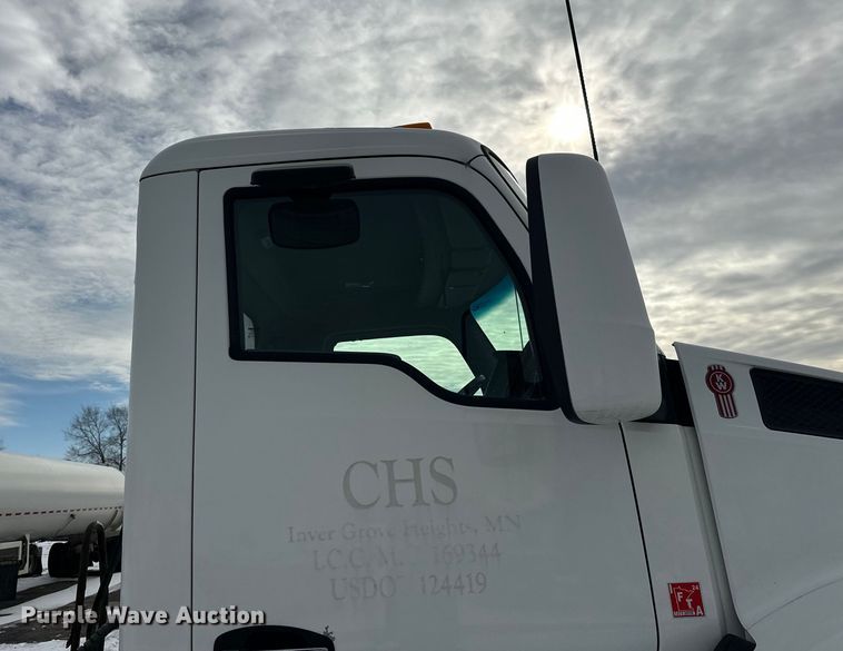image for item FK1565 2015 Kenworth T880 semi truck