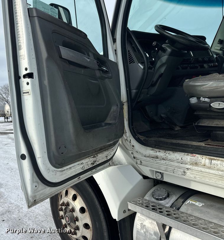 image for item FK1565 2015 Kenworth T880 semi truck