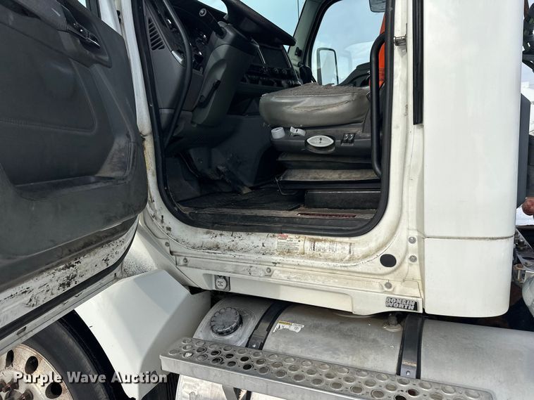 image for item FK1565 2015 Kenworth T880 semi truck