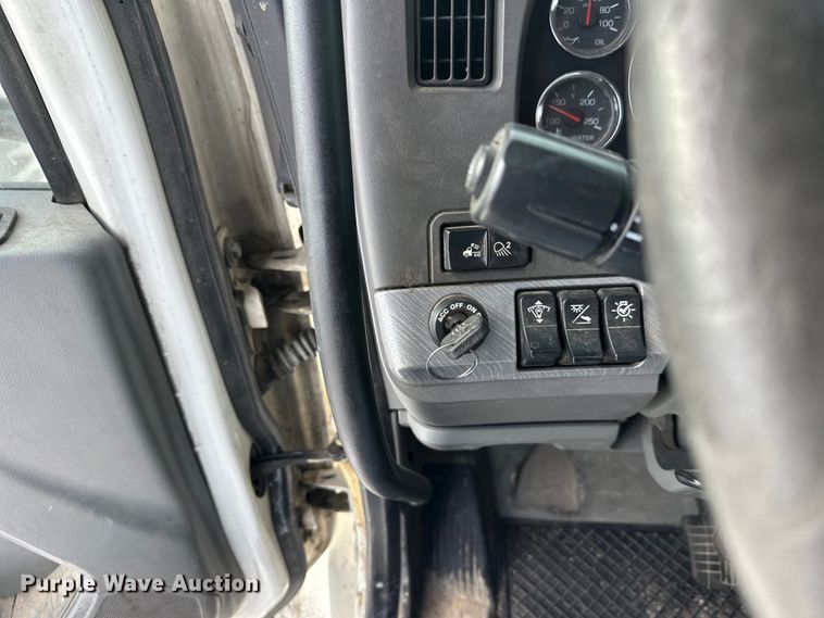 image for item FK1565 2015 Kenworth T880 semi truck