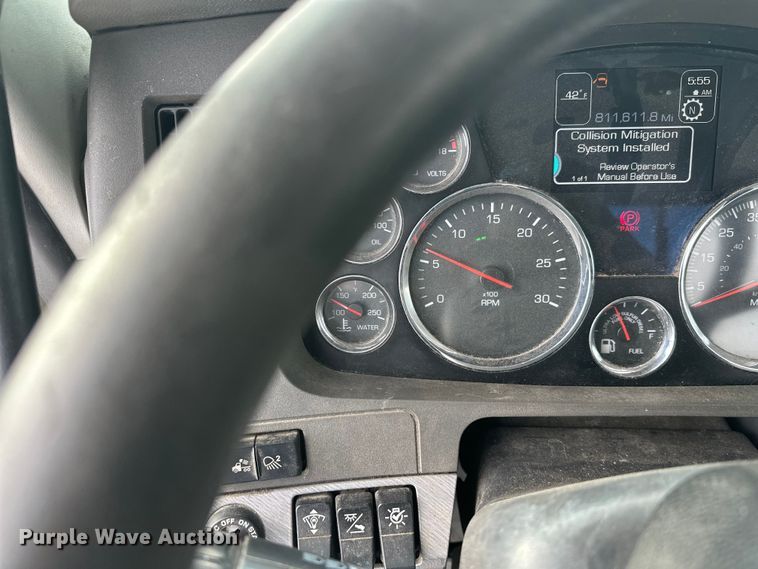 image for item FK1565 2015 Kenworth T880 semi truck