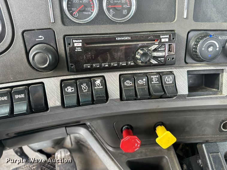 image for item FK1565 2015 Kenworth T880 semi truck
