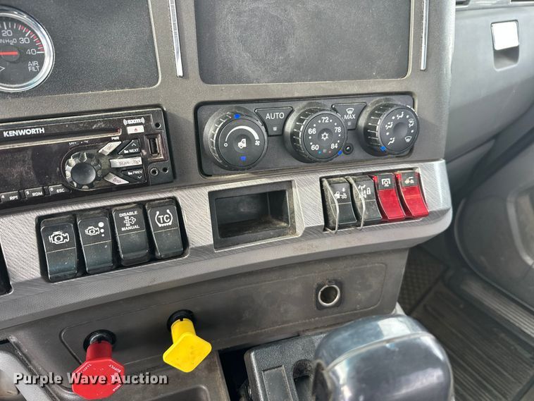 image for item FK1565 2015 Kenworth T880 semi truck