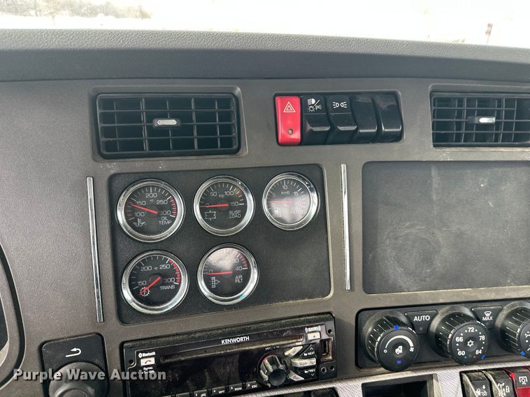 image for item FK1565 2015 Kenworth T880 semi truck