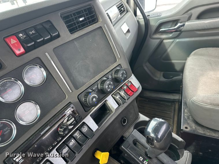 image for item FK1565 2015 Kenworth T880 semi truck