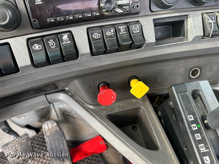 image for item FK1565 2015 Kenworth T880 semi truck