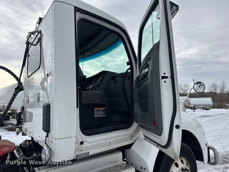 image for item FK1565 2015 Kenworth T880 semi truck