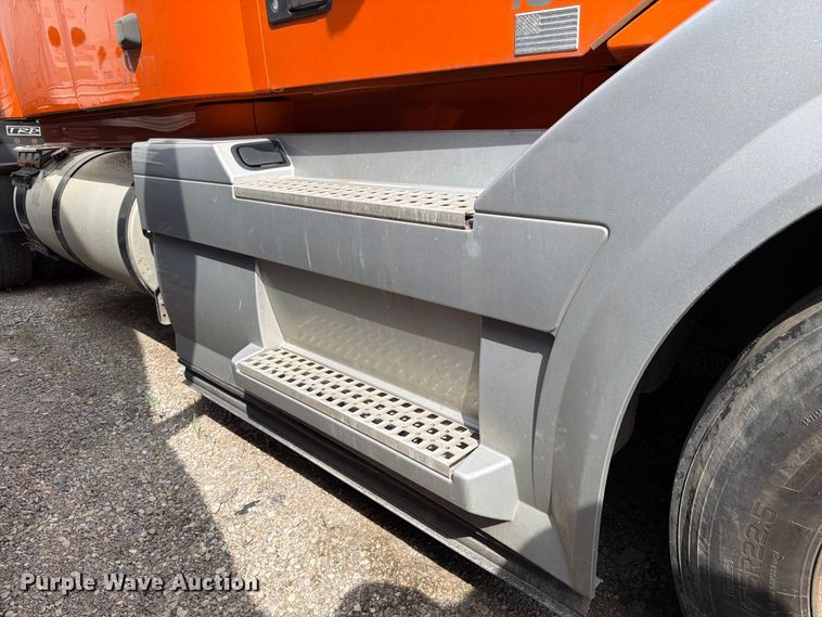 image for item FK4160 2016 Volvo VNL semi truck