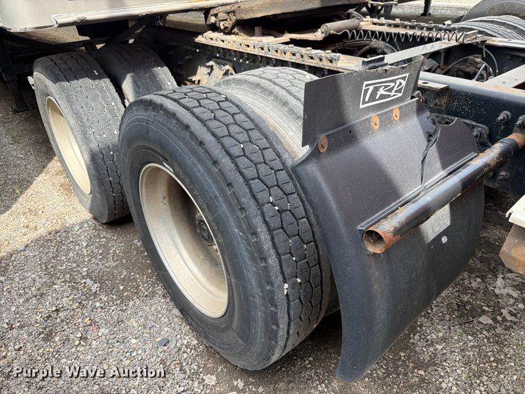 image for item FK4160 2016 Volvo VNL semi truck