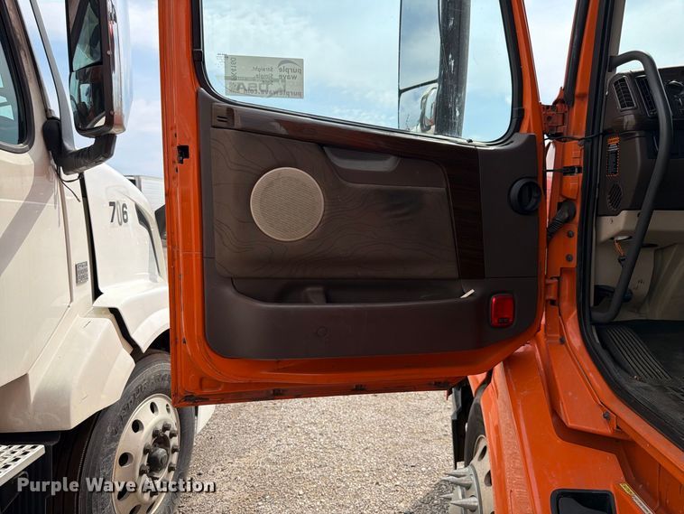 image for item FK4160 2016 Volvo VNL semi truck