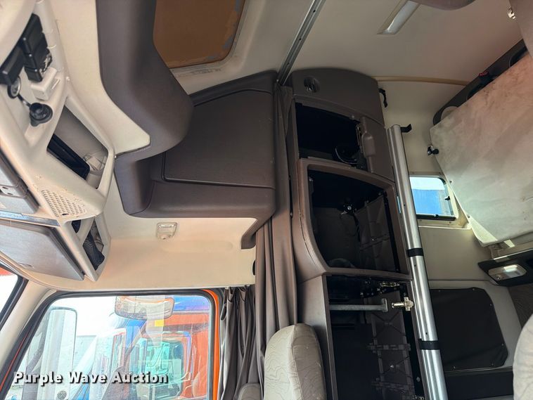 image for item FK4160 2016 Volvo VNL semi truck