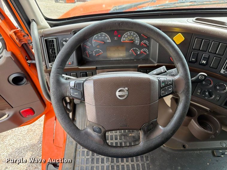 image for item FK4160 2016 Volvo VNL semi truck