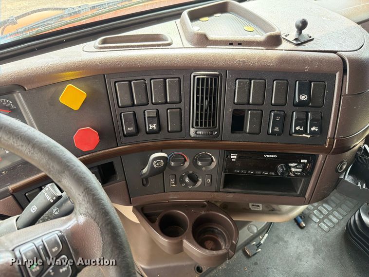 image for item FK4160 2016 Volvo VNL semi truck