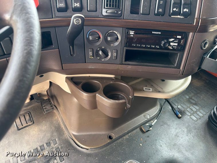 image for item FK4160 2016 Volvo VNL semi truck