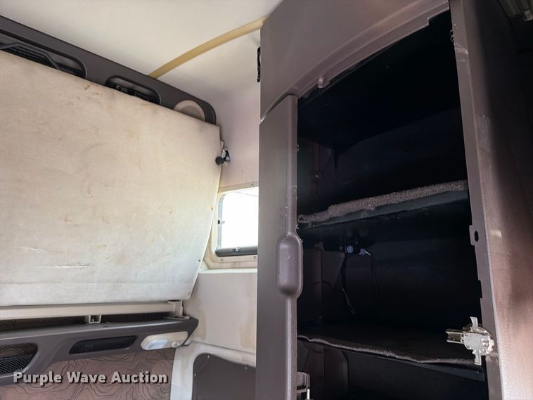 image for item FK4160 2016 Volvo VNL semi truck