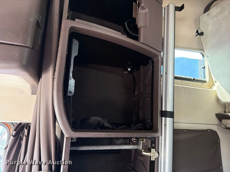 image for item FK4160 2016 Volvo VNL semi truck