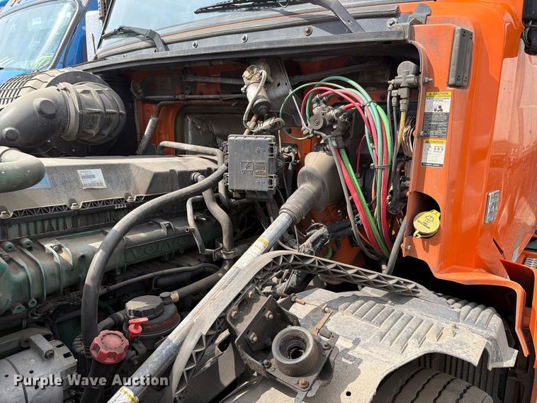 image for item FK4160 2016 Volvo VNL semi truck