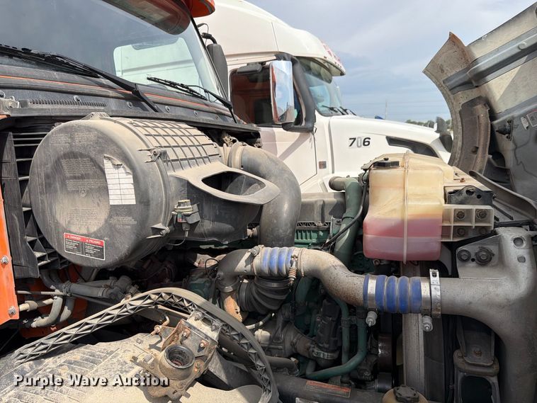 image for item FK4160 2016 Volvo VNL semi truck
