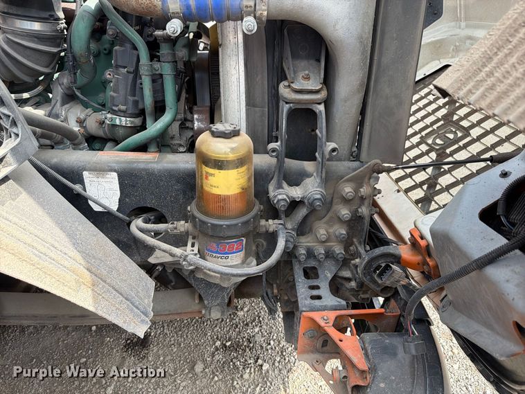 image for item FK4160 2016 Volvo VNL semi truck