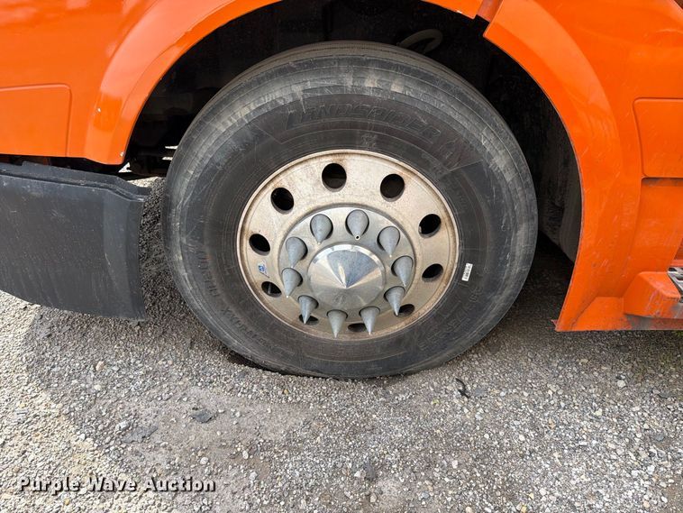 image for item FK4160 2016 Volvo VNL semi truck