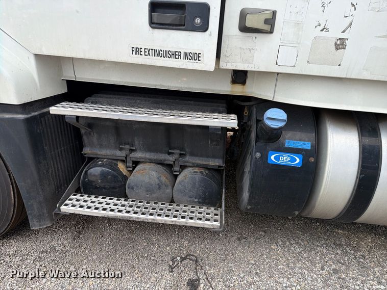 image for item FK4161 2016 Volvo VNL semi truck