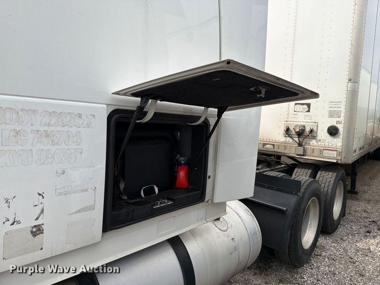 image for item FK4161 2016 Volvo VNL semi truck