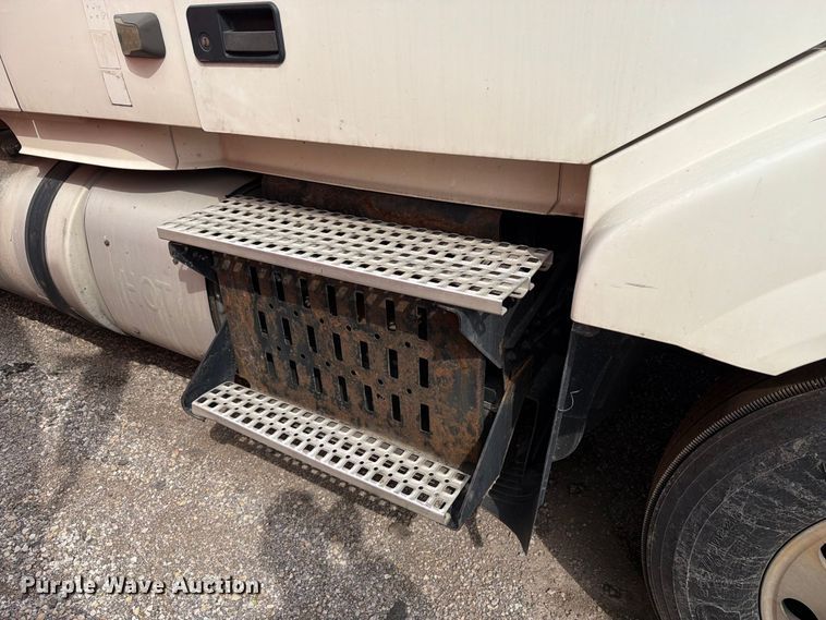 image for item FK4161 2016 Volvo VNL semi truck