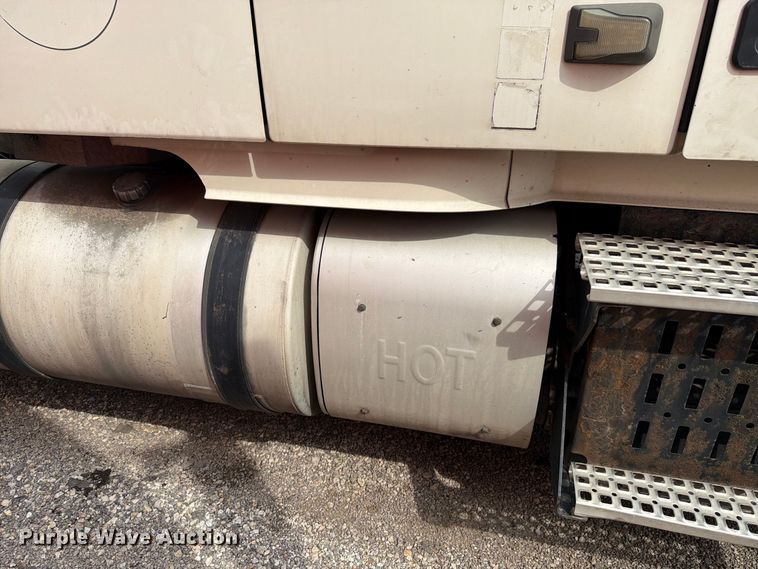 image for item FK4161 2016 Volvo VNL semi truck