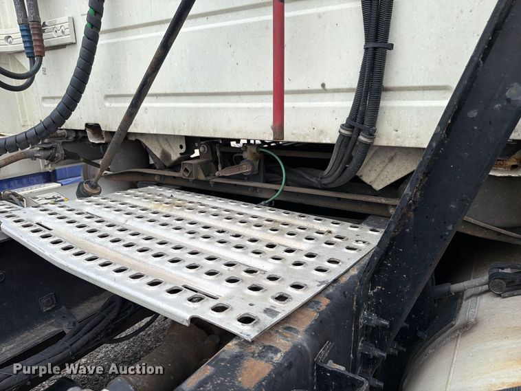 image for item FK4161 2016 Volvo VNL semi truck