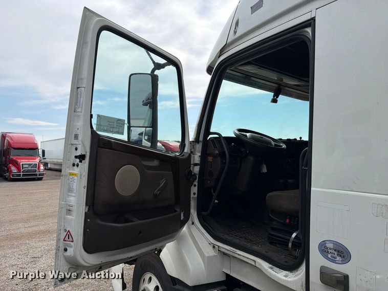 image for item FK4161 2016 Volvo VNL semi truck