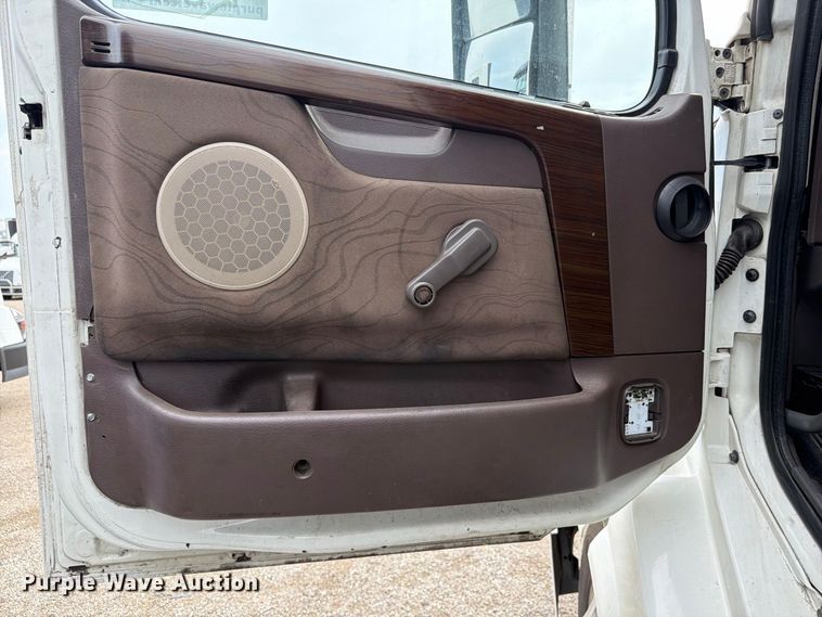 image for item FK4161 2016 Volvo VNL semi truck