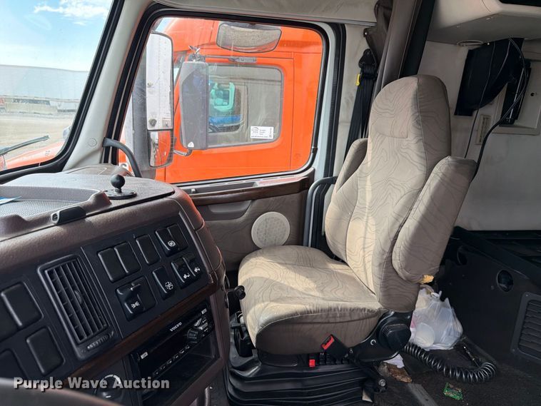 image for item FK4161 2016 Volvo VNL semi truck