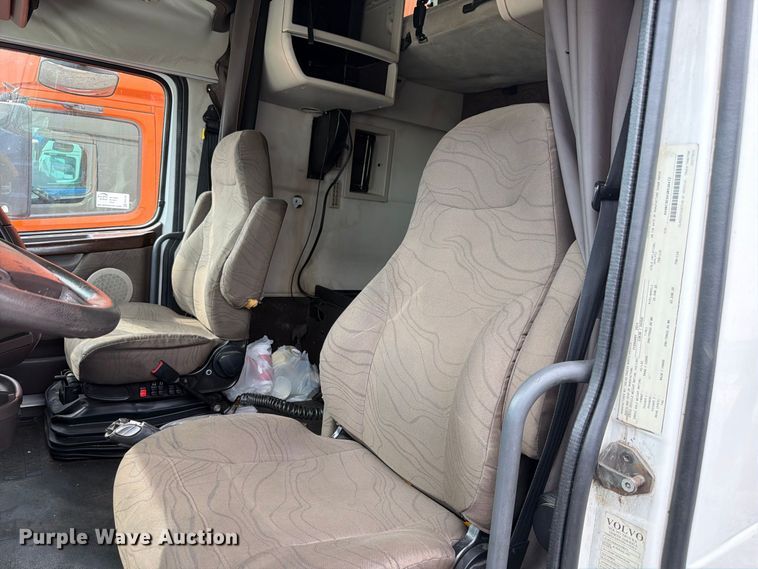 image for item FK4161 2016 Volvo VNL semi truck