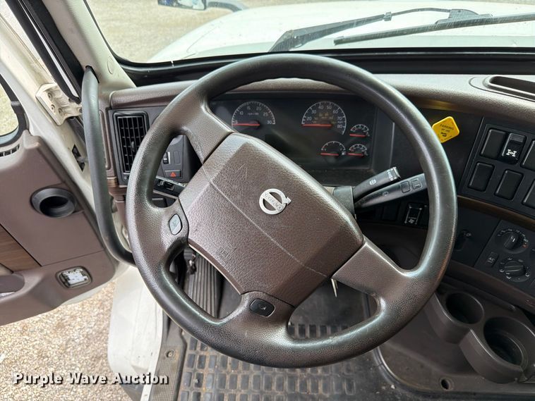 image for item FK4161 2016 Volvo VNL semi truck