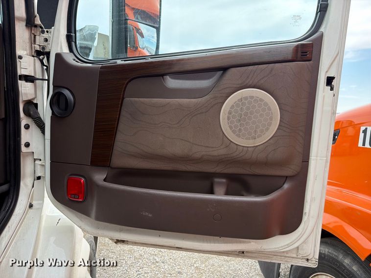 image for item FK4161 2016 Volvo VNL semi truck